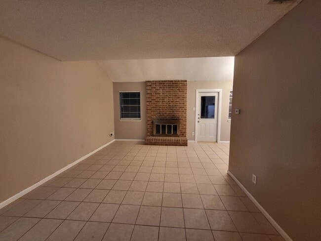 6702 Deatonhill Dr, Unit B in Austin, TX - Building Photo - Building Photo