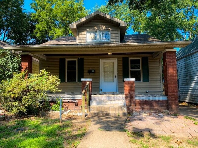 property at 1413 S Harlan Ave