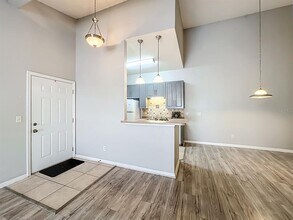 185 N Pearl Lake Causeway in Altamonte Springs, FL - Foto de edificio - Building Photo