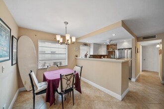 677 Normandy Ln in Delray Beach, FL - Foto de edificio - Building Photo