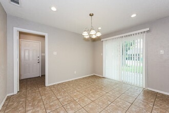 1134 Madlynne Dr in Cedar Hill, TX - Foto de edificio - Building Photo