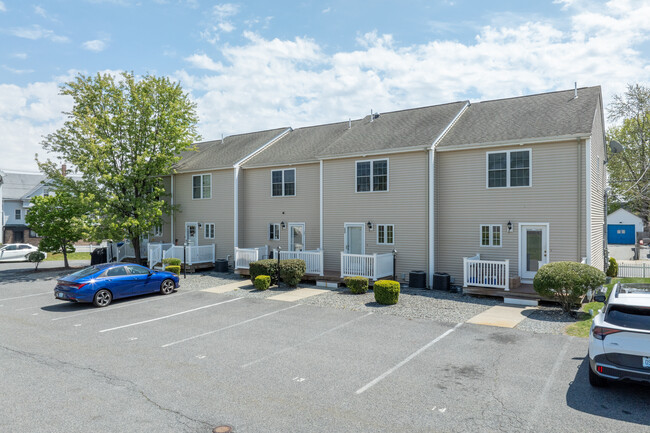 228 Meadow St in Pawtucket, RI - Foto de edificio - Building Photo