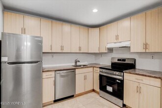 115 Amberly Dr in Englishtown, NJ - Building Photo - Building Photo