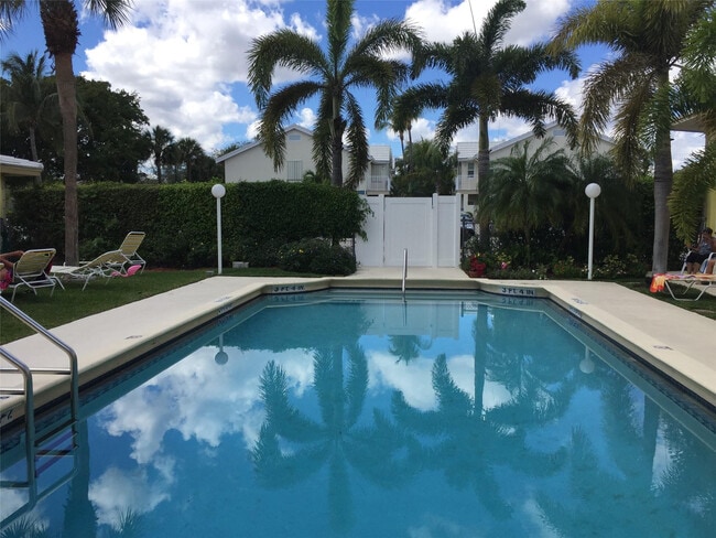 4532 Bougainvilla Dr in Lauderdale-by-the-Sea, FL - Foto de edificio - Building Photo