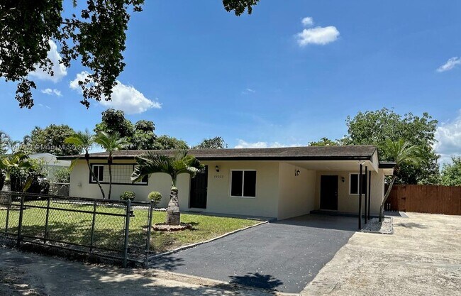 19252 NW 47th Pl in Miami Gardens, FL - Building Photo - Building Photo
