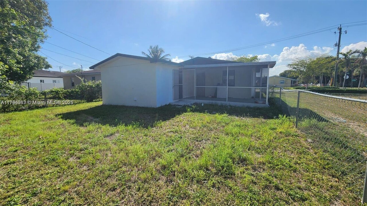 731 Phippen Waiters Rd in Dania Beach, FL - Building Photo