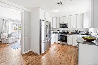 66 School St in Hampton Bays, NY - Building Photo - Building Photo