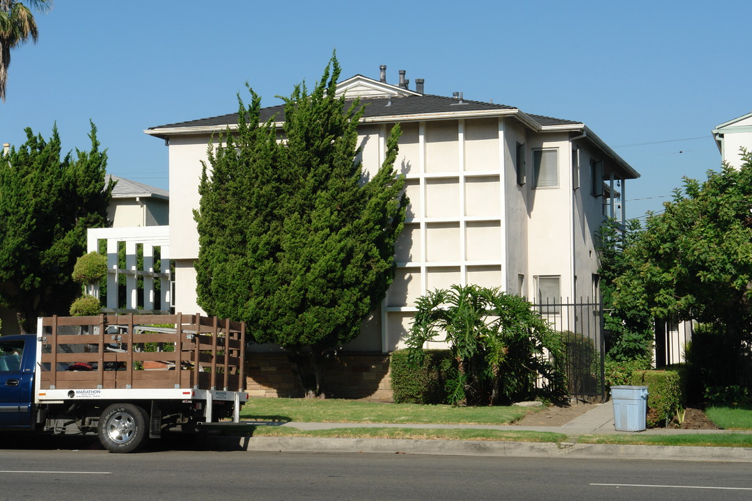 4473 Hazeltine Ave in Sherman Oaks, CA - Building Photo