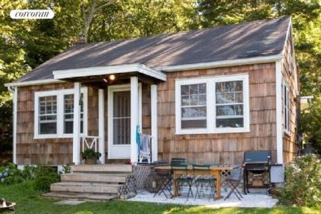 22 W Shore Dr in Southampton, NY - Building Photo - Building Photo