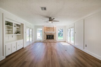 1715 Woodland Park Dr in Houston, TX - Building Photo - Building Photo