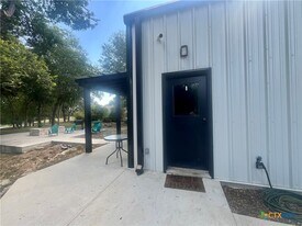 625 S Milam St in Seguin, TX - Building Photo