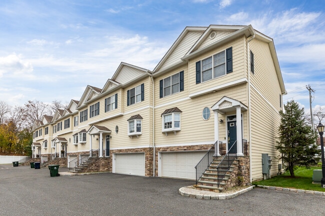 Lakeside Townhomes in Danbury, CT - Foto de edificio - Building Photo