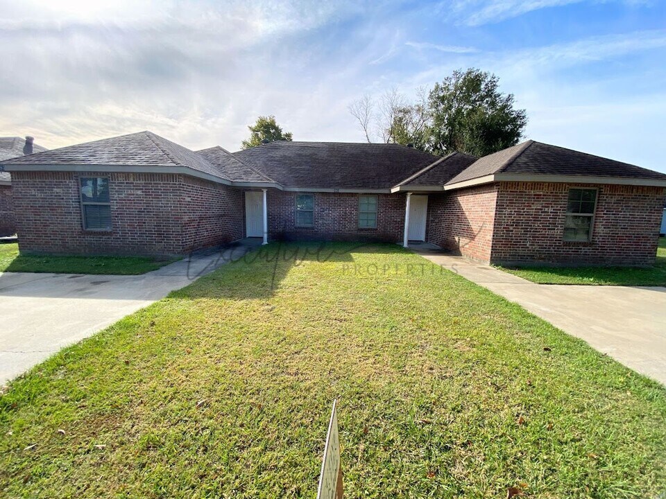 193 Gilmore Rd in Moss Bluff, LA - Building Photo