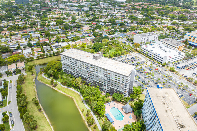 Hillcrest East Number 27 in Hollywood, FL - Building Photo - Building Photo