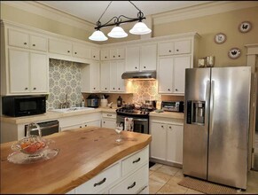 1467 Bostik Rd in Cat Spring, TX - Foto de edificio - Building Photo