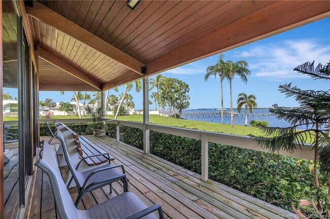 150 SE Four Winds Dr