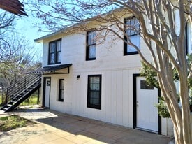 104 W Wallace St, Unit 104A in Llano, TX - Building Photo