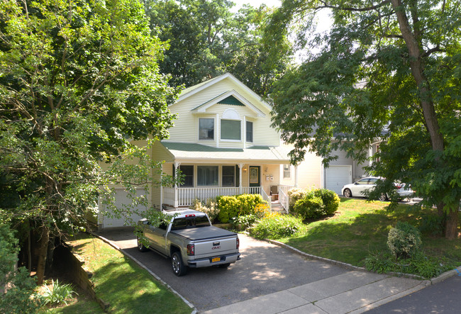 14 Hillcrest St in Huntington, NY - Foto de edificio - Building Photo