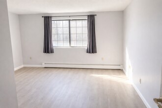 2100 Skyline Dr, Unit 4 in Lowell, MA - Building Photo - Building Photo