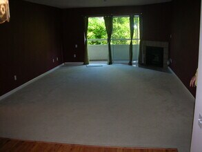 10960 Ashton Ave, Unit 208 in Los Angeles, CA - Building Photo - Building Photo