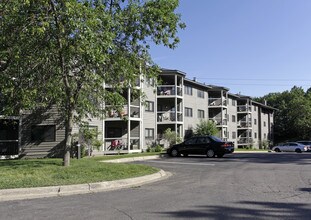 Thomas Lake Pointe in Eagan, MN - Foto de edificio - Building Photo