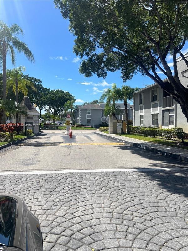 438 NE 210th Cir Terrace in Miami, FL - Foto de edificio - Building Photo