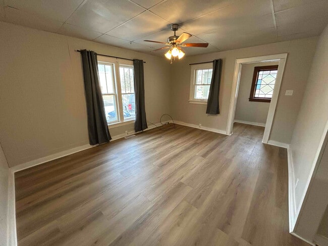 property at 406 W 5th St