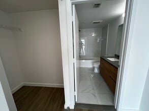 225 NE 7th St, Unit B1 in Miami, FL - Building Photo - Building Photo