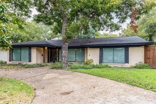 7111 Wild Valley Dr in Dallas, TX - Building Photo