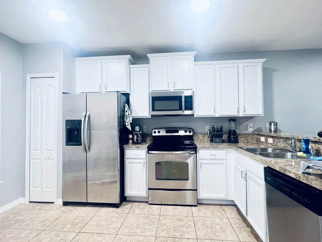 1230 Windsor Lake Cir in Sanford, FL - Building Photo - Building Photo