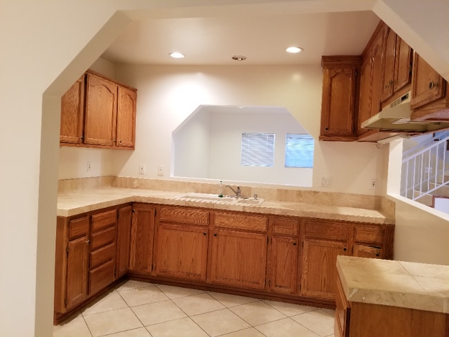 1078 Gardenia Ave in Long Beach, CA - Building Photo - Building Photo