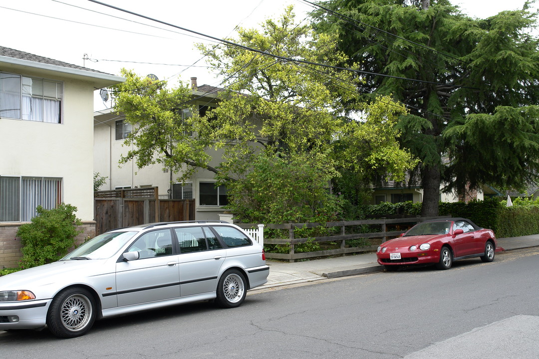 689 Roble Ave in Menlo Park, CA - Foto de edificio