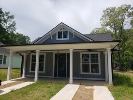 218 Forest Dr in Travelers Rest, SC - Building Photo
