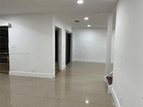 720 NW 132nd Terrace in Plantation, FL - Foto de edificio - Building Photo