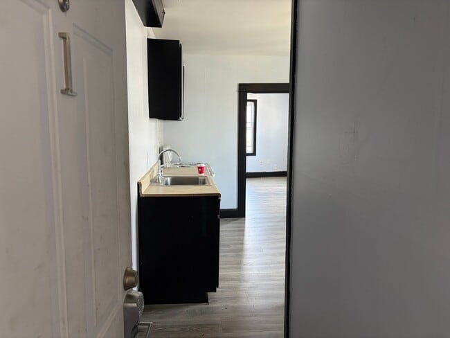 36 Lake St, Unit 1 in Webster, MA - Foto de edificio - Building Photo