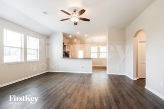 6197 White Oak Leaf Lp in Cut And Shoot, TX - Foto de edificio - Building Photo