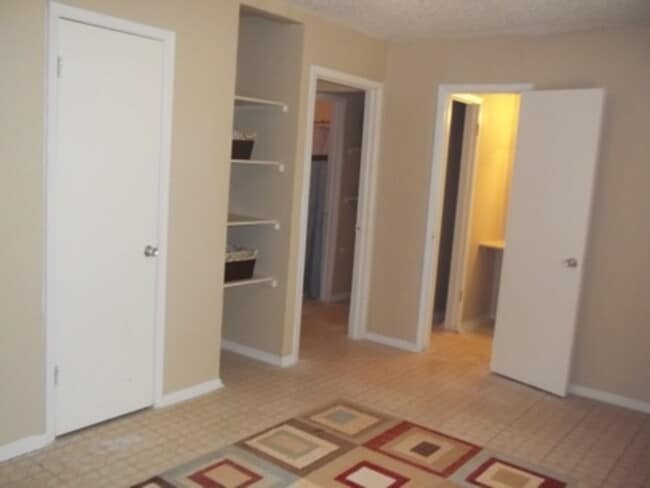 Brookview Duplex 6822 in San Antonio, TX - Building Photo - Building Photo