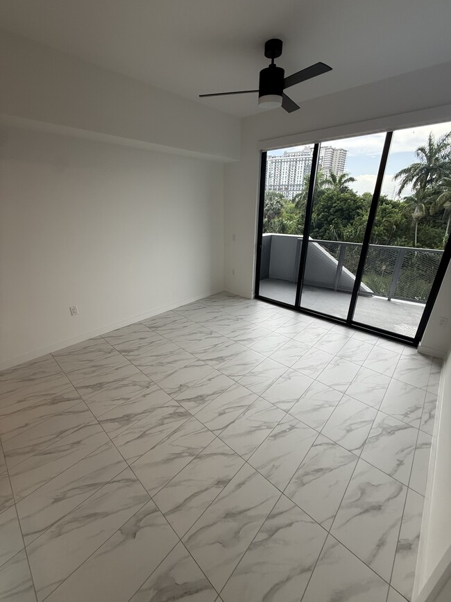 2283 NE 173rd St, Unit A12 in North Miami Beach, FL - Foto de edificio - Building Photo