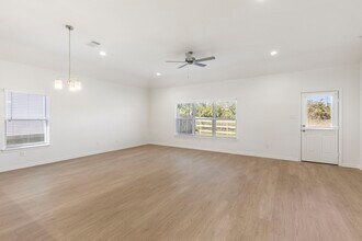 11832 Whirlaway Dr in Willis, TX - Building Photo - Building Photo