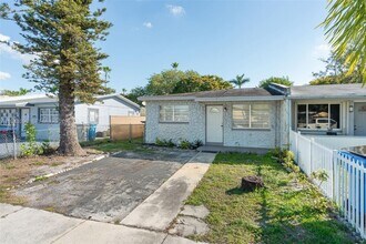 3805 SW 54th Ave in West Park, FL - Building Photo - Building Photo