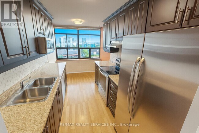 18 Knightsbridge Rd in Brampton, ON - Building Photo - Building Photo