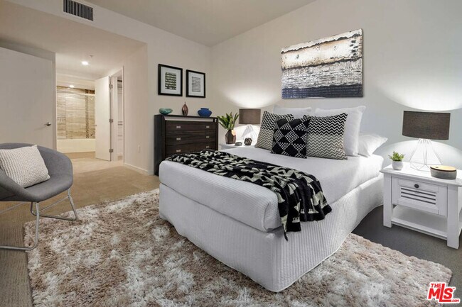 5825 Camerford Ave in Los Angeles, CA - Building Photo - Building Photo