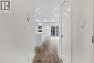 22 Lytham Grn Cir in Newmarket, ON - Building Photo - Building Photo