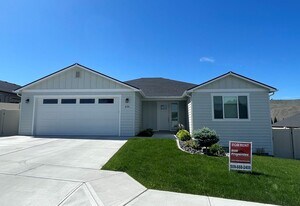 438 S Mason Ave in East Wenatchee, WA - Building Photo