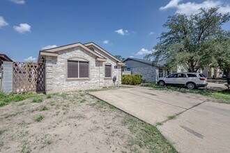 1416 Rd Runner Loop in Laredo, TX - Building Photo - Building Photo
