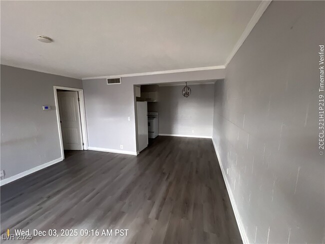 555 S Royal Crest Cir in Las Vegas, NV - Building Photo - Building Photo