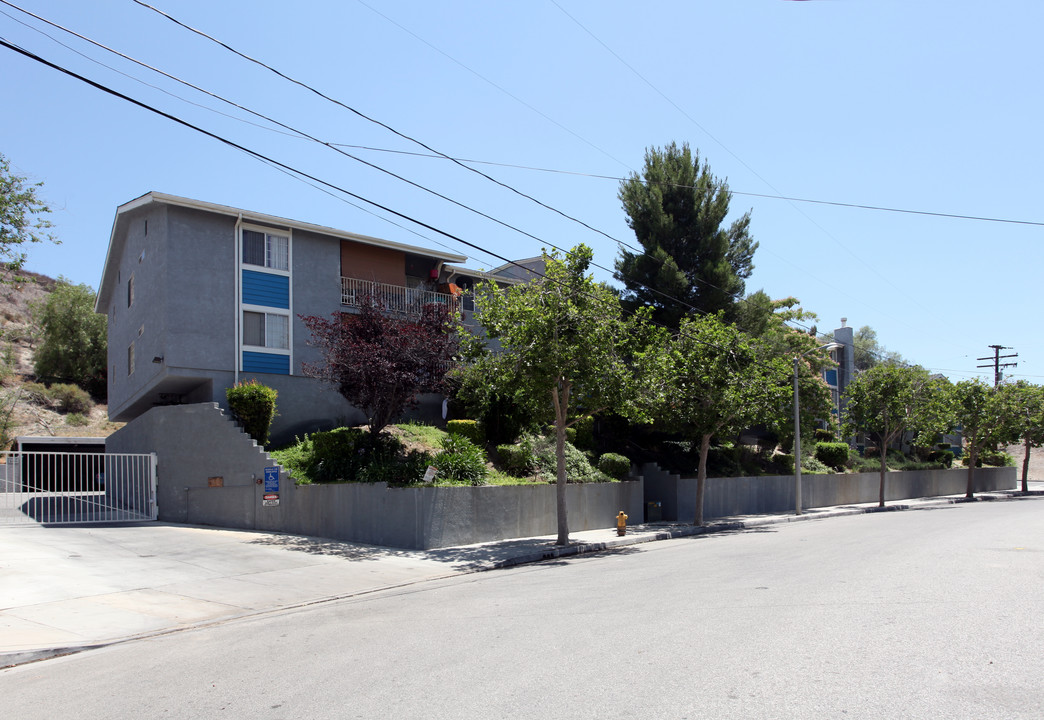 Sierra Cross Apartments in Santa Clarita, CA - Building Photo