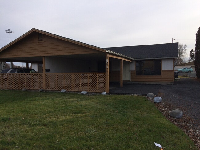 property at 821 W 4th Ave