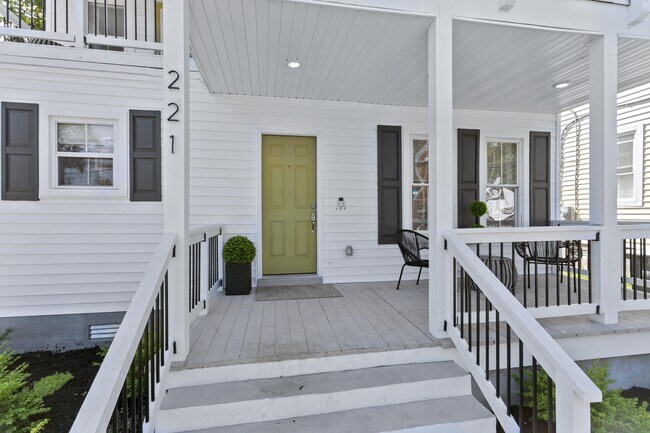 221 W Queen St in Hampton, VA - Foto de edificio - Building Photo