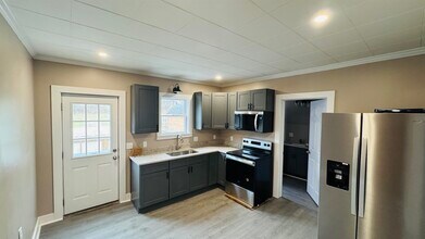 5 Charles St in Dover, NH - Building Photo - Building Photo